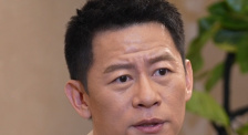 攻扒开小受屁股狠狠的打视频